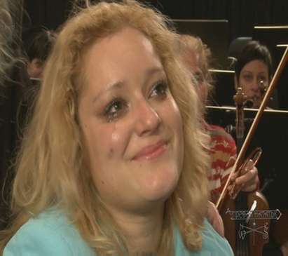 Прикованата в количка Снежка, която живее без диагноза, се разплака на сцената на бургаската Опера
