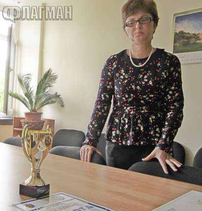 Уволнената школска директорка Рени Николова станала туроператорка