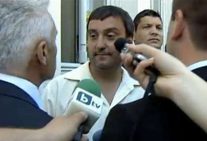 Волен Сидеров нападна репортер на СКАТ ТВ пред парламента, крещи му: "Ти турчин ли си бе?"