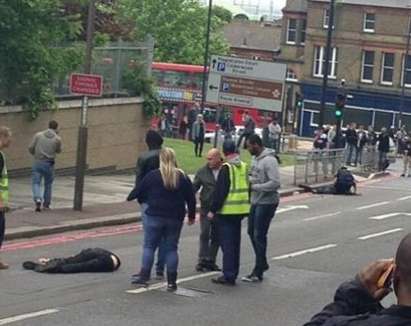 Кошмар! Двама отрязаха с мачете главата на минувач в Лондон, полицайка ги застреля