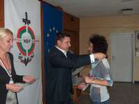 Директорът на ОДМВР Милен Димитров поздравява спечелилата Калия Шопова. Вляво е и друга победителка Веселина Иванова