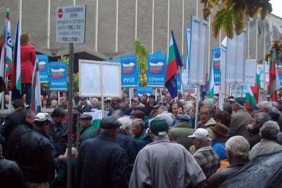 Валери Симеонов и Яне Янев водят протестното шествие за касиране на изборите