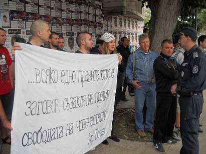 Рехав протест под дъжда в Бургас, флашмоб в памет на Ботев отсрами организаторите (СНИМКИ)