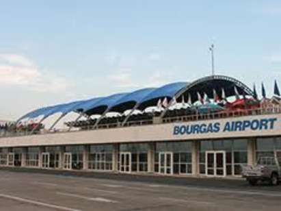 Таксиджии започнаха война за туристи на летище Бургас