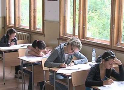 Две пълни шестици по български език в Бургас на изпита след седми клас, 17 отличници по матемикатика