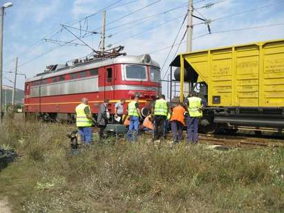 Влак дерайлира в Руенско, вагон се блъсна в локомотив