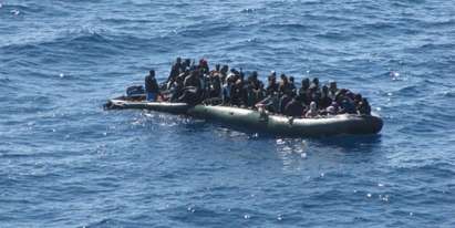 Потъна кораб с нелегални имигранти, 13 души се удавиха