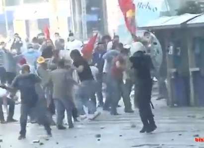 Турски полицай простреля протестиращ в главата (видео)