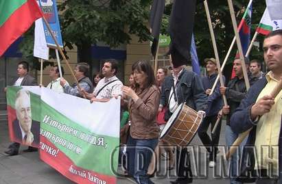 В Бургас НФСБ поведе бунта срещу Пеевски пред офиса на ДПС, МВР се държа достойно