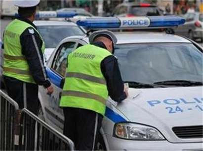 Полицаи от Средец хванаха шофьор да кара автобус с пътници на две ракии