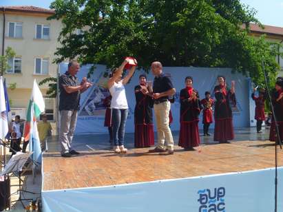 Грузински танцьори се окичиха с „Атлиманска огърлица” на фестивала в Китен