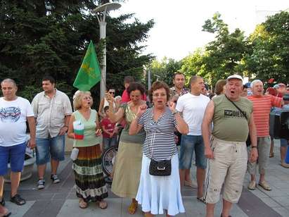 Със знамена „Свобода или смърт”  над 100 бургазлии излязоха срещу правителството на Орешарски