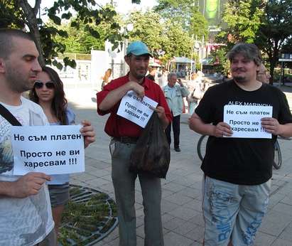Протестът в Бургас рехав, но категоричен срещу кабинета на Орешарски: Не сме платени, просто не ви харесваме