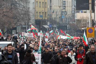 Протестиращите чупиха прозорци на централата на БСП, раниха в главата журналист