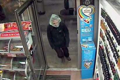 Луд крадец нахлу в магазин с прозрачна торбичка на главата
