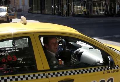 Новият губернатор на Бургас дойде на работа щастлив - с такси за 3 лв., посреща го весталка девственица