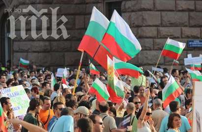 Митингуващите преминаха с пренебрежение парламента