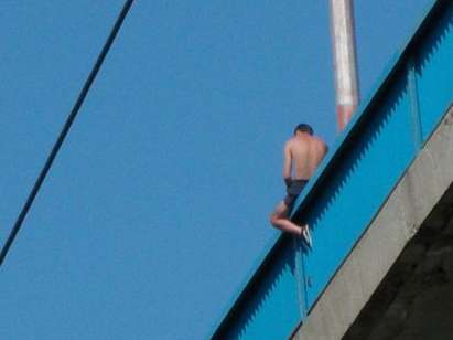На косъм от смъртта: Младеж се кани да скача от Аспаруховия мост(ВИДЕО)