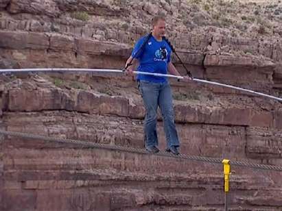 Ник Валенда успя да прекоси Гранд Каньон върху тънко въже (ВИДЕО)
