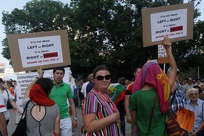 Протестиращи се заканиха да летуват на площада