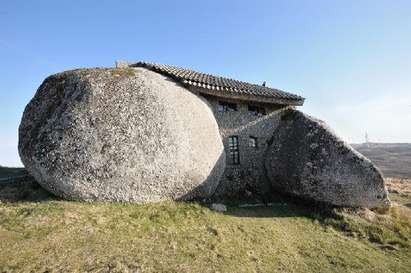Скални манастири и каменна къща оглавиха класация за най-странни сгради
