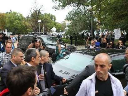Данчо Ментата на косъм от линч пред парламента, полицаи с щитове го спасяват