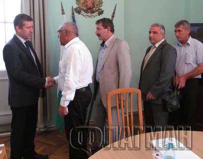 Кметовете на опашка при губернатора Павел Маринов, искат 30 мин. за среща с всеки министър, стъпил в Бургас
