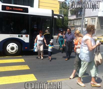 Тузарско БМВ сече пътя на автобус от градски транспорт, възрастна жена със счупен таз