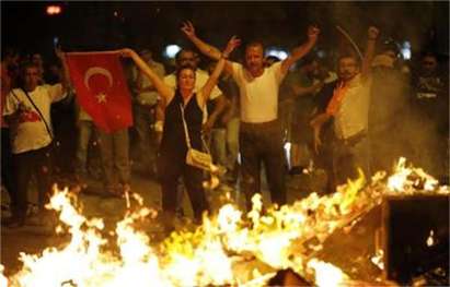 Един загинал и девет ранени при бунт в Диарбекир, протести и в Истанбул