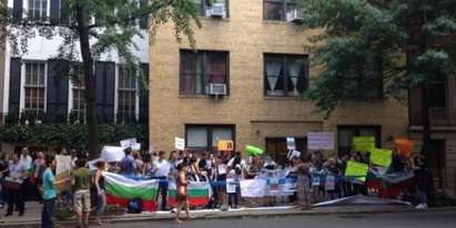Ню Йорк стана София - десетки българи на протест срещу "Орешарски"