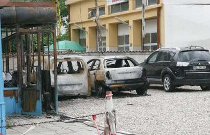 Девет коли и бус изгоряха при адски пожар в автомивка