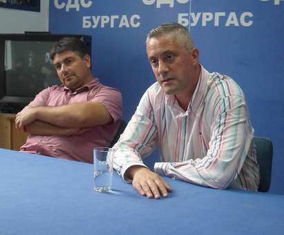 СДС избра Божидар Лукарски, който позира седмица по-рано в Бургас