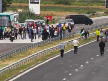 Полицията забрани блокадата на "Тракия"