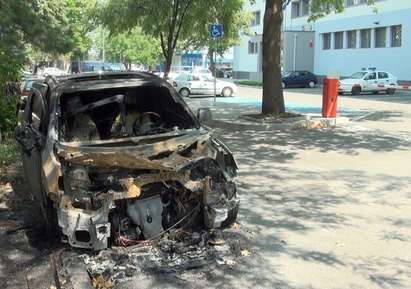Нагъл подпалвач опожари джип на бизнес-дама, паркиран пред самото Пето РПУ в Бургас