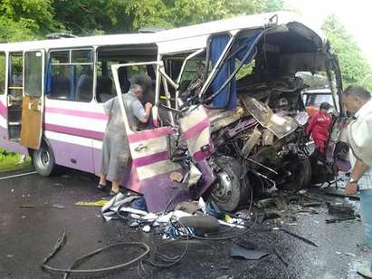 Вижте размазния в катастрофата автобус с осем жертви, който возел туристи за Слънчев бряг (снимки)