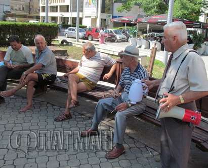 Ветеранът Григор Дойнов с кана и мегафон разлива кафе за пенсионери на протест пред Община Бургас