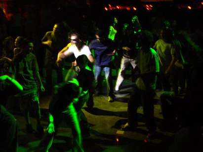 Пияни софийски полицаи бият клиенти в бургаска дискотека, има арестувани