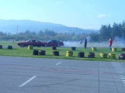 Мотор и Рено пламнаха край картинг писта, мъж излетя на 10 метра