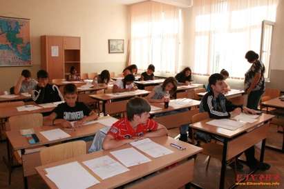 Бургаски учители: Два месеца бавят парите ни, изработени с къртовски труд