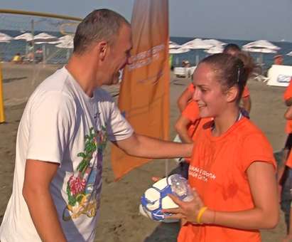 Момиче скри топката на куп футболисти, стана голмайстор на турнир по плажен футбол