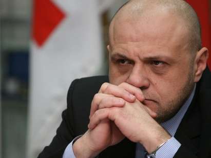 Раздуват с 30% заплатите на областните управители
