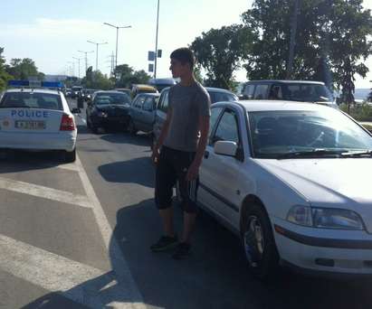 Зверска катастрофа в Бургас! Шест коли се нанизаха до сервиза на „Хонда“
