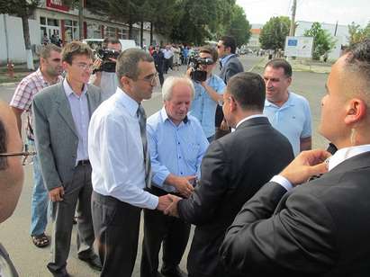Депесарски кмет посрещна самотен вицепремиера Бекир Боздаа, заобграден от турски медии