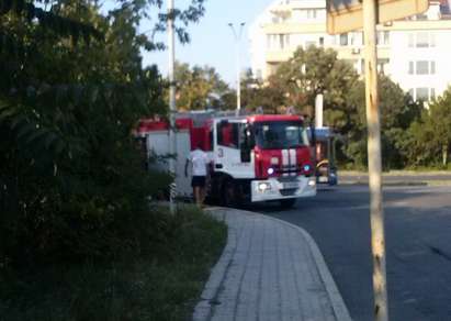 Пожар горя на метри до бензиностанция в комплекс "Славейков"