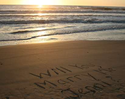 Бъдете оригинални! Предложете брак на плажа с надпис върху горещия пясък