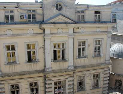 Ямболска фирма ще ремонтира грохналата сграда на II-ра поликлиника в Бургас