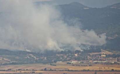 Гасят с хеликоптери огромен пожар до София, още няколко горят в страната