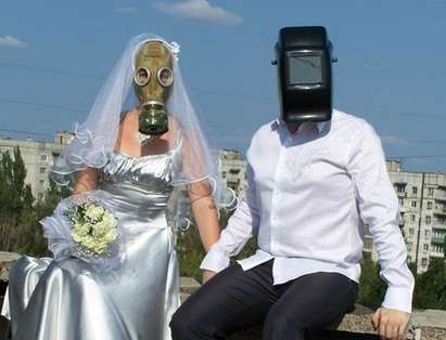 Девойка се омъжи с противогаз