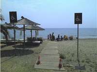 На плажа в Созополи може да има едно заведение, но властите са се погрижили за достъпа на инвалидите до морето