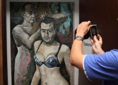 Руската полиция иззе картина на Путин и Медведев по дамско бельо